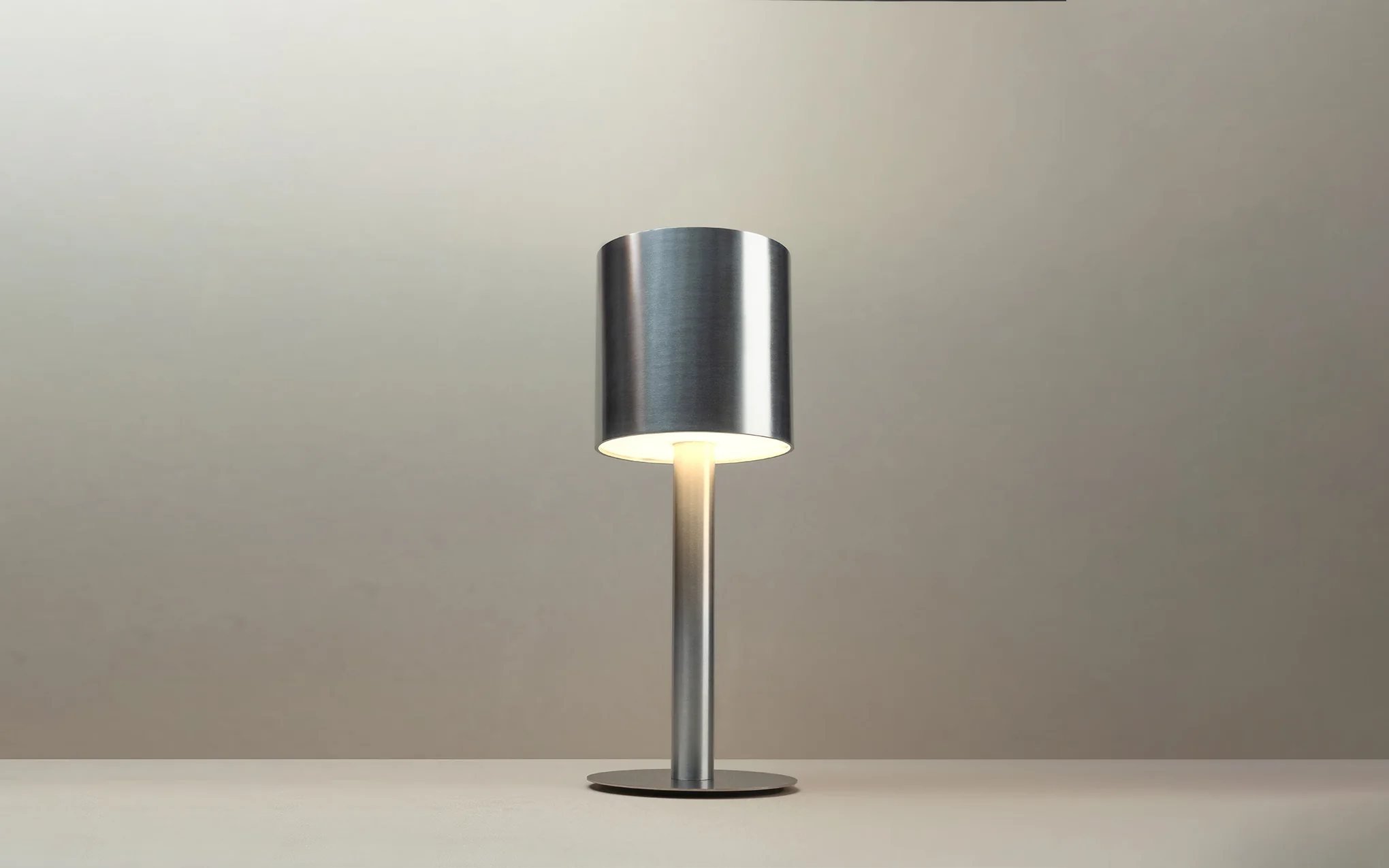 Clearance Drum T4 table lamp - brushed aluminium - Image 2