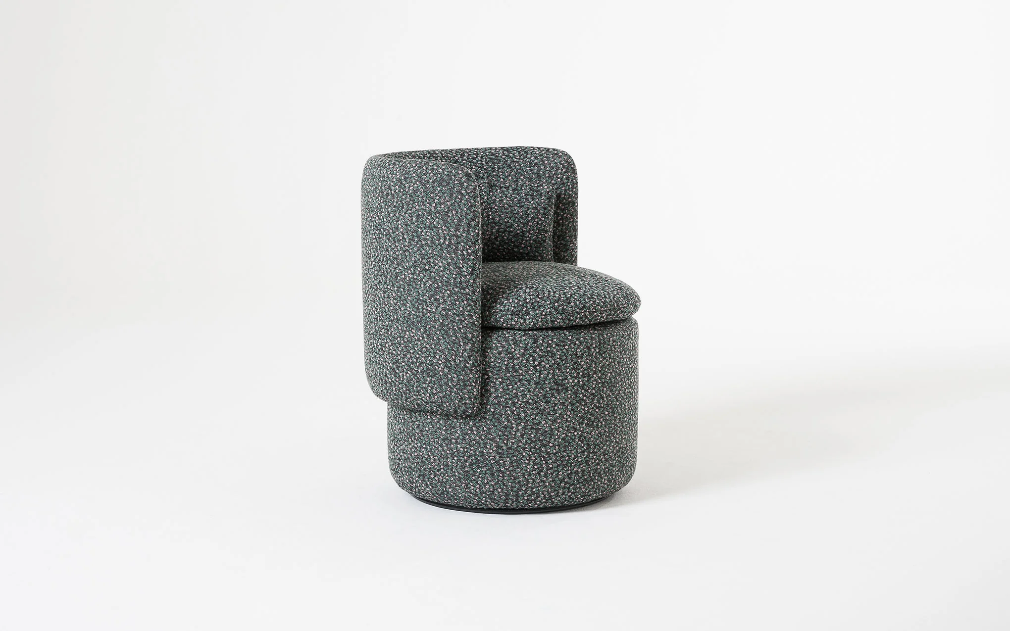 Group cocktail chair with fixed base